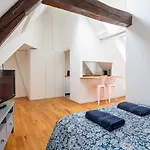Romantic Loft Apartment In The Center Of Le Marais, Min 31 Nights From March Till May